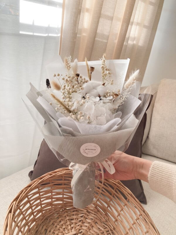 Minimalist dried flower bouquet