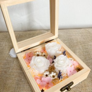 flower wooden box - 2 white roses