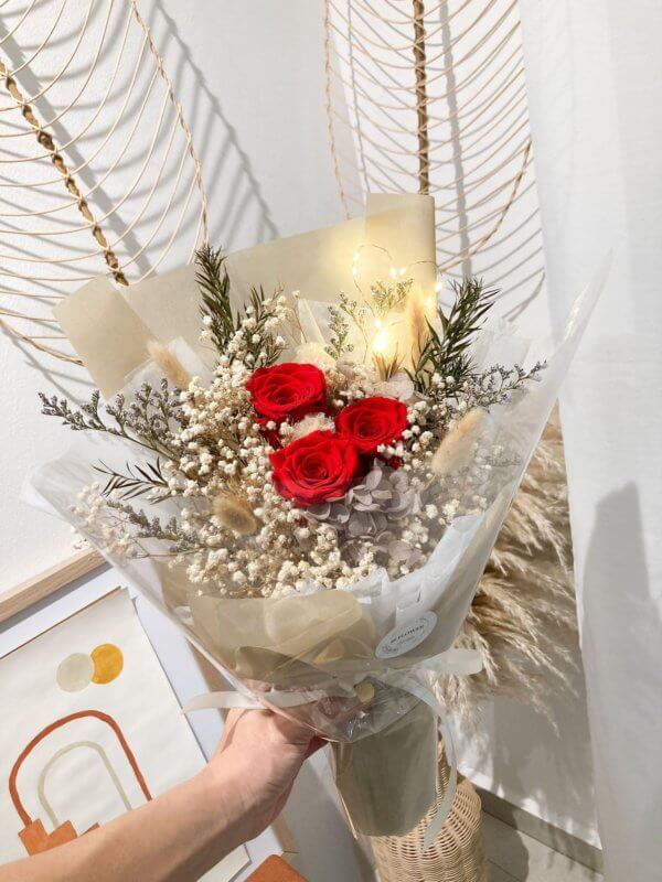 preserved & dried flower bouquet - red rose with LED