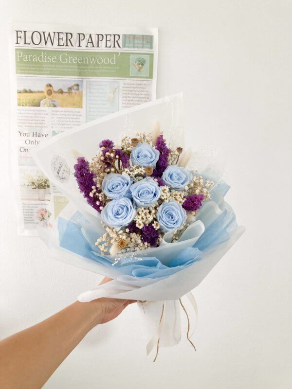 6 blue preserved roses bouquet